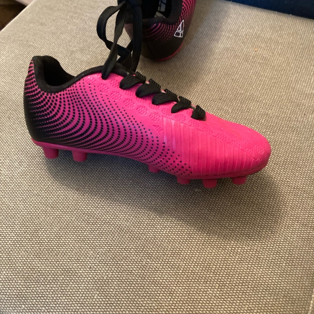 VIZARI  girls lace up pink/black faux leather upper cleats shoe size 8 1/2